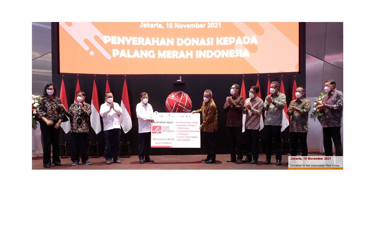 Penyerahan donasi ke Palang Merah Indonesia